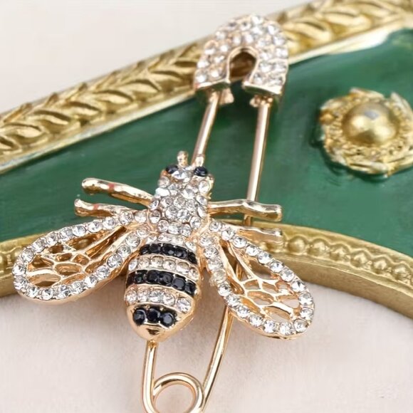 🌺 🌺 🌺Vintage Honeybee Safety Pin Brooch with Sparkling Accents - Picture 2 of 4